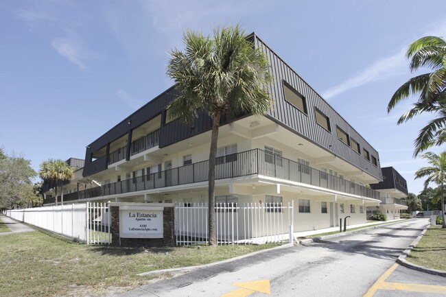 La Estancia Apartments in Oakland Park, FL - Foto de edificio - Building Photo