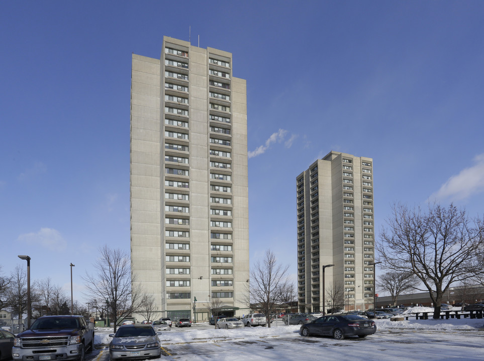 Horn Towers in Minneapolis, MN - Foto de edificio