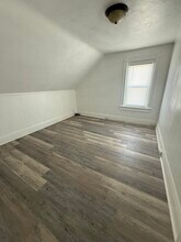 236 Mason St, Unit Third floor in Woonsocket, RI - Foto de edificio - Building Photo