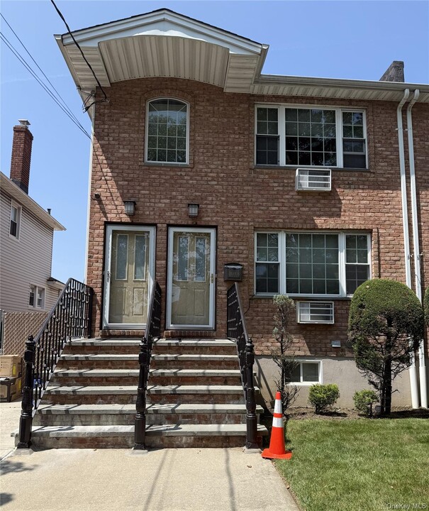 140-08 243rd St in Queens, NY - Foto de edificio