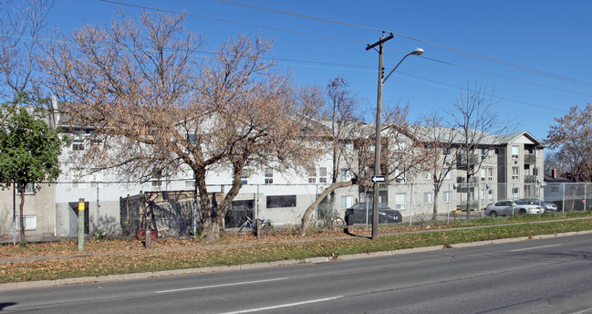 Buena Vista Apartments in Oshawa, ON - Building Photo - Building Photo