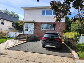 33 Graywood Rd in Port Washington, NY - Building Photo