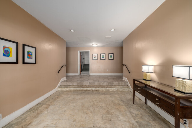 2515 Kemper Rd in Shaker Heights, OH - Building Photo - Lobby