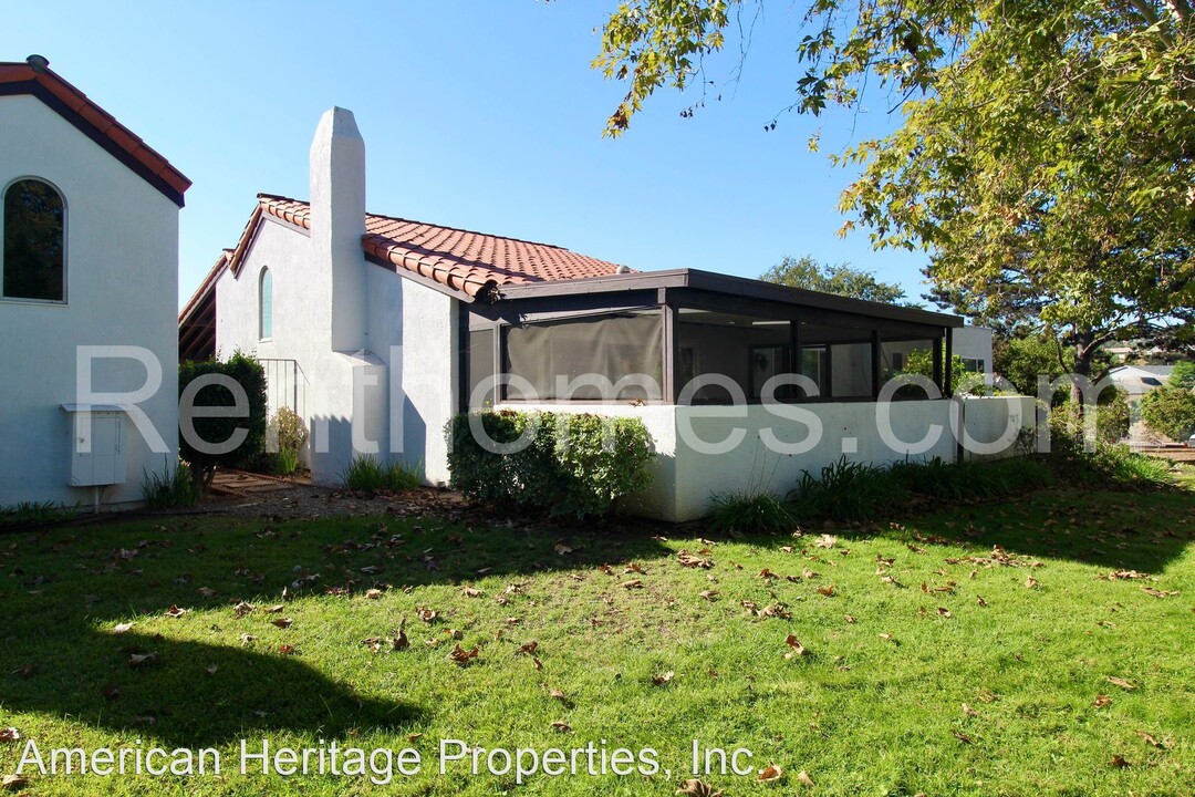 12780 Avenida La Valencia in San Diego, CA - Foto de edificio