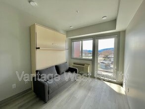 345-345 Dougall Rd N in Kelowna, BC - Foto de edificio - Building Photo