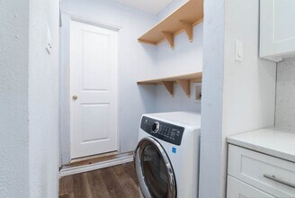 560 W Highland Blvd in San Antonio, TX - Building Photo - Building Photo