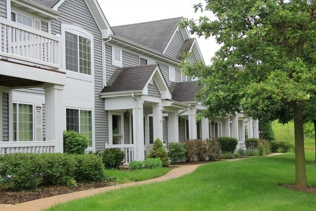 652 Lincoln Station Dr in Oswego, IL - Building Photo
