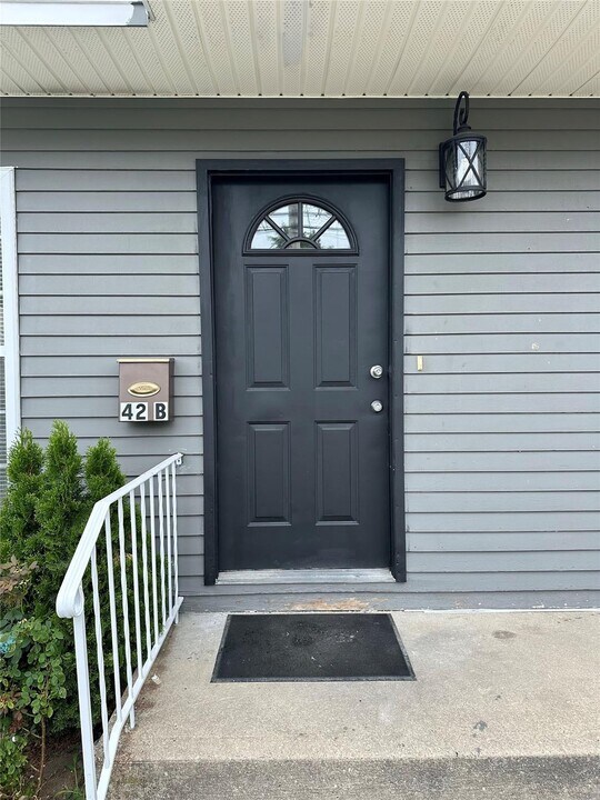 42 Edgewood Rd in Port Washington, NY - Building Photo