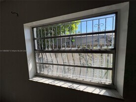 2395 NW 4th St in Miami, FL - Building Photo