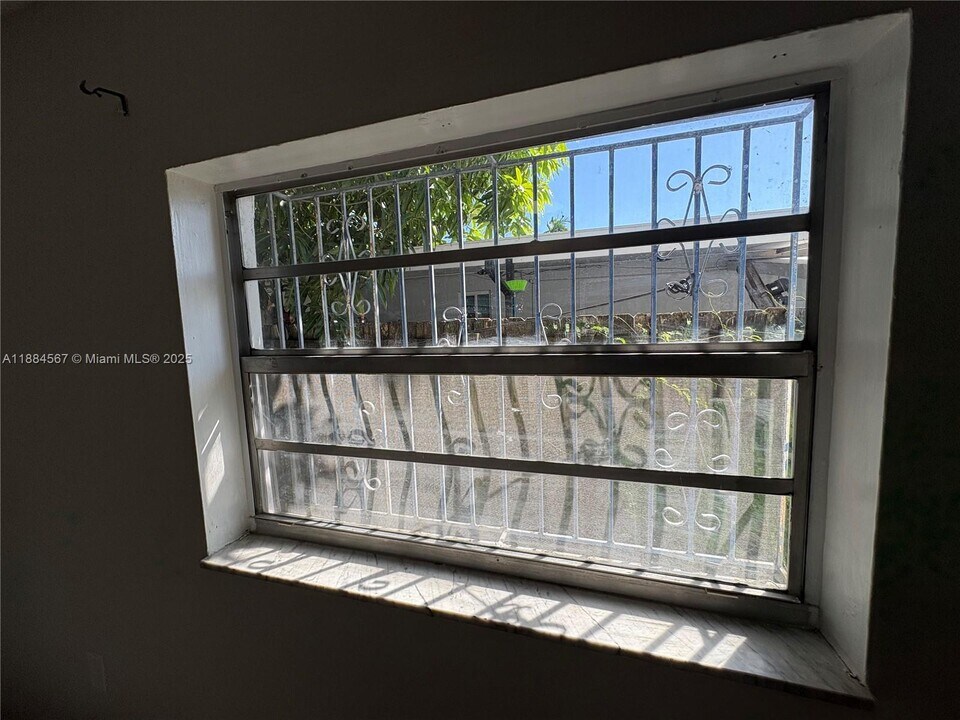 2395 NW 4th St in Miami, FL - Building Photo