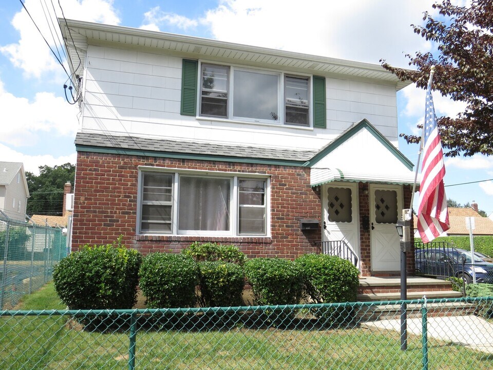 217 Nassau Blvd S in Garden City, NY - Building Photo