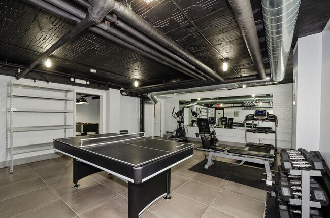 7710 N Sheridan Rd, Unit 207 in Chicago, IL - Building Photo - Building Photo