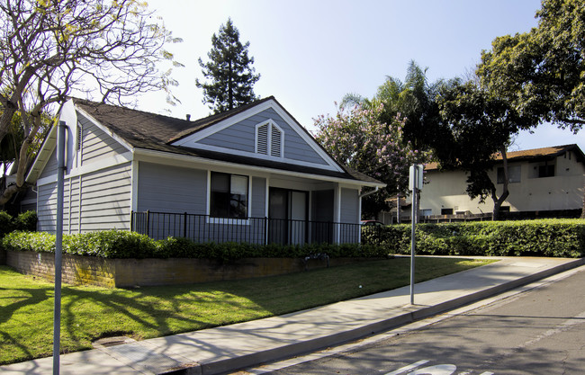 Castillo Court in Santa Barbara, CA - Foto de edificio - Building Photo