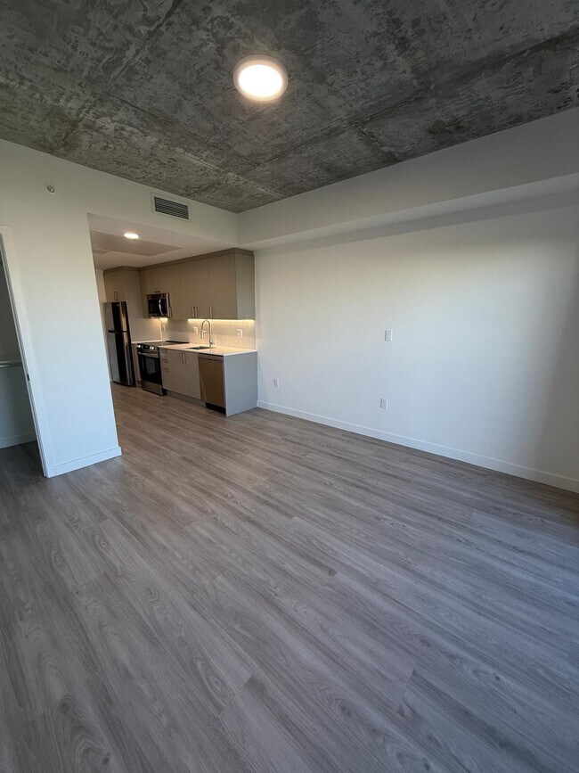 1930 NW 1st Pl, Unit S13 in Miami, FL - Building Photo - Building Photo