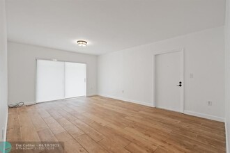 7831 SW 56th St in Miami, FL - Foto de edificio - Building Photo