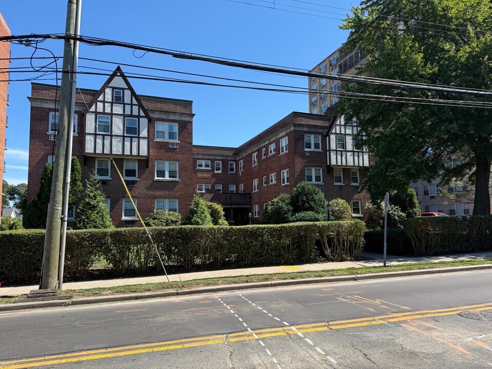 77 Glenbrook Rd in Stamford, CT - Building Photo