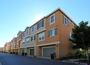 Cross Creek Townhomes in Hayward, CA - Building Photo - Building Photo