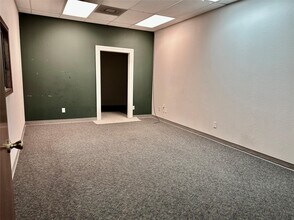 104 N Pecan St in Woodville, TX - Foto de edificio - Building Photo