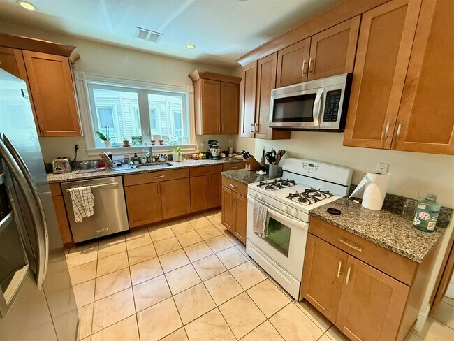 33 Pearson Ave, Unit 1 in Somerville, MA - Foto de edificio - Building Photo
