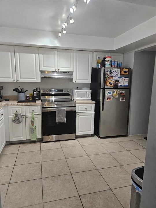 713 N Pine Island Rd in Plantation, FL - Building Photo
