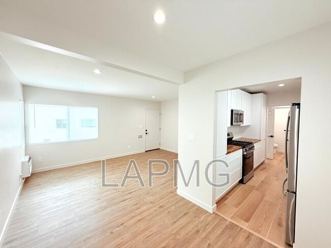 2304 N Frederic St in Burbank, CA - Building Photo - Building Photo