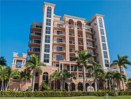 10620 Gulf Shore Dr in Naples, FL - Building Photo