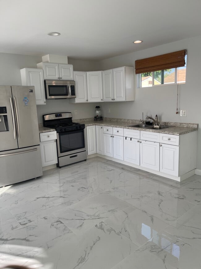 10310 Montgomery Ave in Granada Hills, CA - Foto de edificio - Building Photo