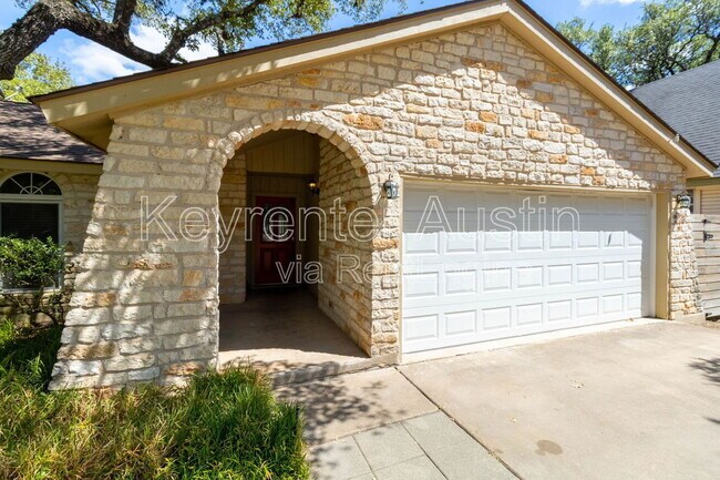5839 Secrest Dr in Austin, TX - Foto de edificio - Building Photo