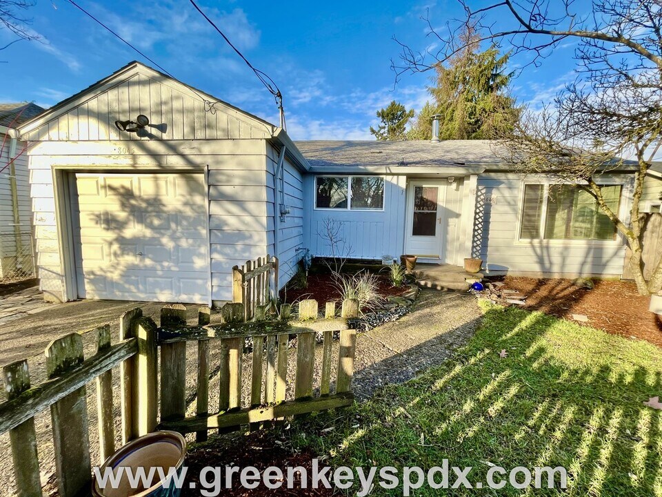 8045 SE Henderson St in Portland, OR - Building Photo
