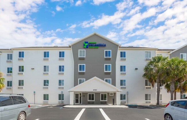 Furnished Studio-Fort Myers - Northeast in Ft. Myers, FL - Foto de edificio - Building Photo