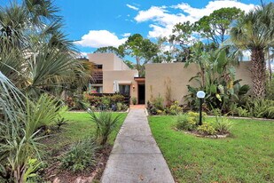 120 Pinebrook Dr in Ft. Myers, FL - Building Photo