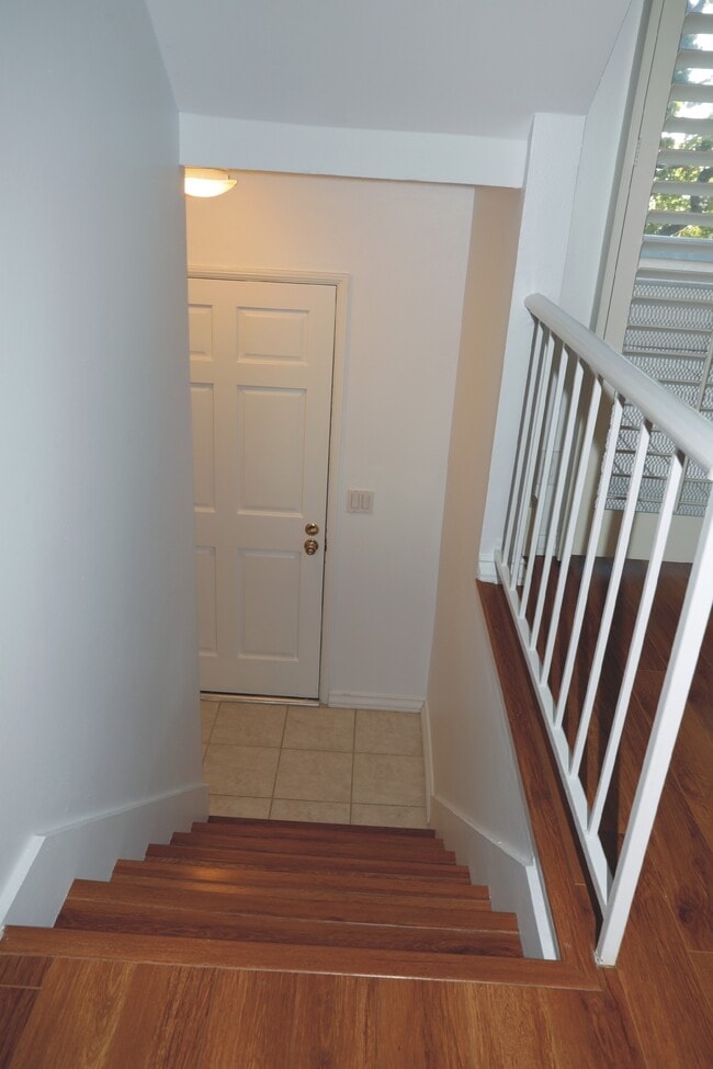 9927 Independence Ave, Unit Unit E in Chatsworth, CA - Foto de edificio - Building Photo