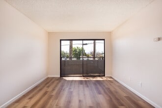 11817 Victory Blvd in North Hollywood, CA - Building Photo - Building Photo