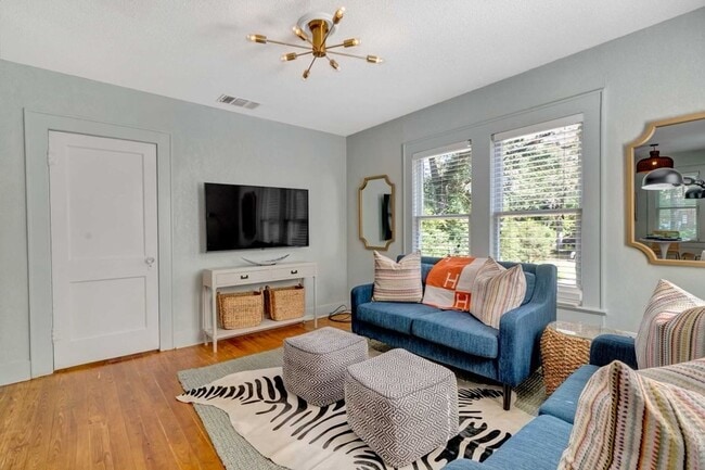 property at 606 W Dobbs St