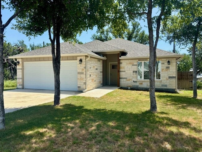 713 Maple Ln in Cottonwood Shores, TX - Building Photo - Building Photo