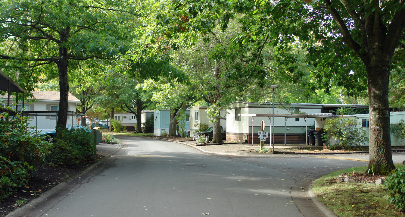 Royal Oaks in Eugene, OR - Building Photo