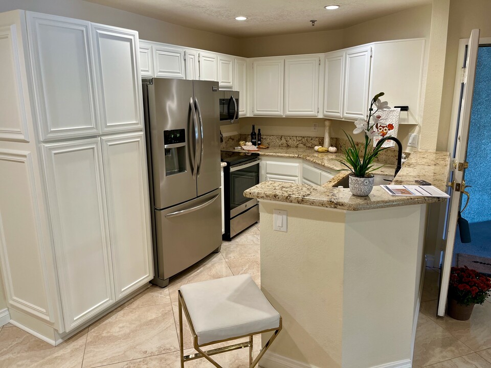 653 Oak Run Trl, Unit 305 in Oak Park, CA - Building Photo