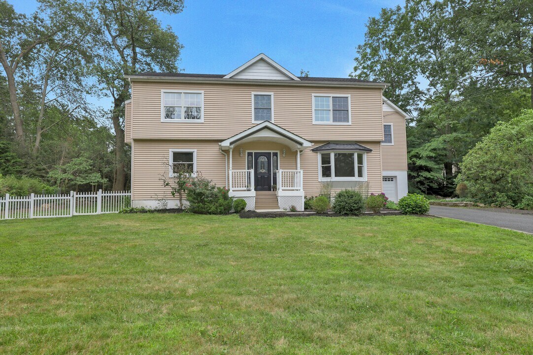 515 Connie Ave in Franklin Lakes, NJ - Foto de edificio