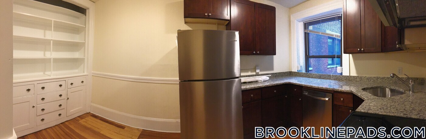 1463 Beacon St in Brookline, MA - Building Photo