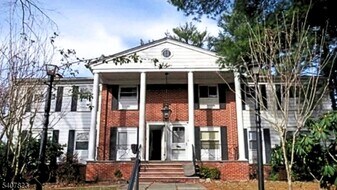 304 Lake Shore S in Montague, NJ - Building Photo