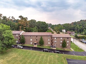 Crescent Hills Manor in Verona, PA - Foto de edificio - Building Photo