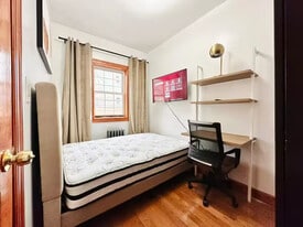 Furnished room/NOT APARTMENT, Unit 2 in Queens, NY - Building Photo