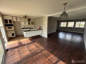 8 Poe Ct in Kendall Park, NJ - Foto de edificio - Building Photo