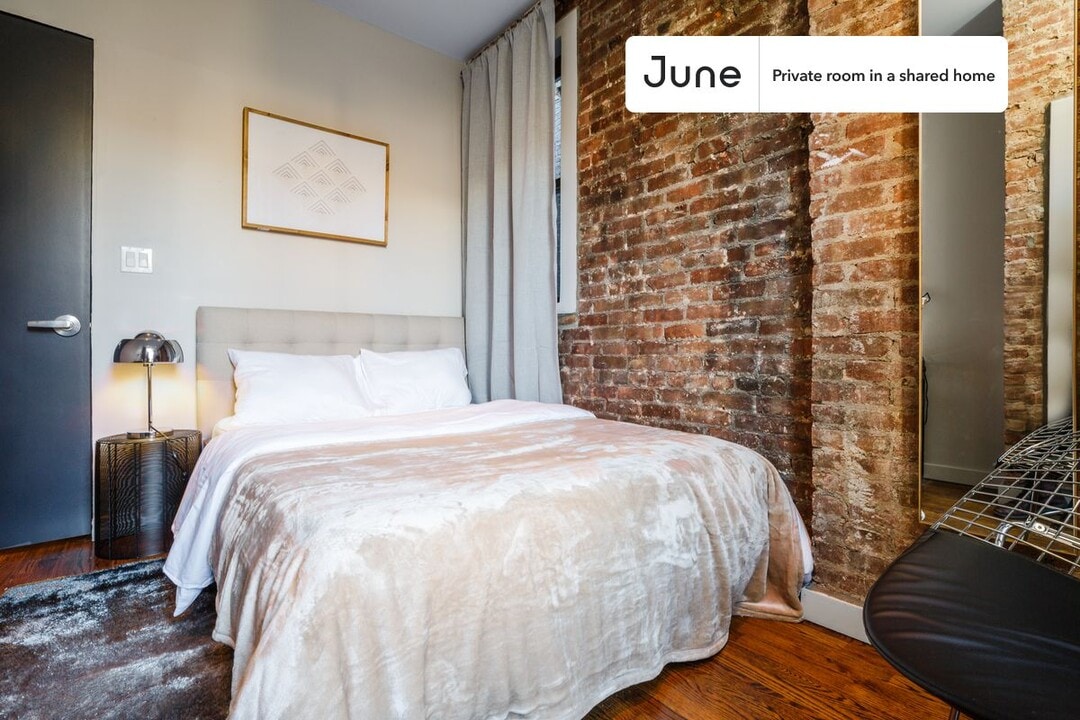 Private bedroom in 4 bed/2 bath Home in New York, NY - Building Photo