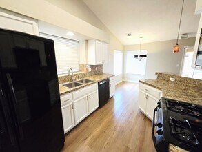 925 Chaps Cir in Henderson, NV - Building Photo - Building Photo