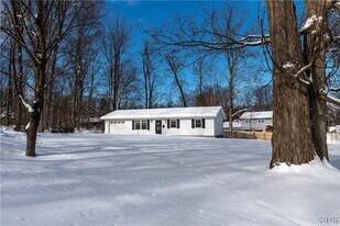 57 Beechwood Rd in New Hartford, NY - Building Photo