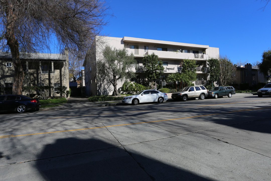 Camarillo lmperial in North Hollywood, CA - Foto de edificio