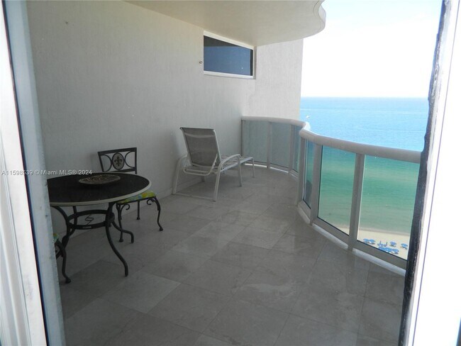 17555 Collins Ave, Unit 1904 in Sunny Isles Beach, FL - Foto de edificio - Building Photo