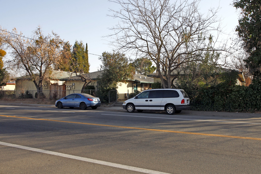 406 Las Palmas Ave in Sacramento, CA - Foto de edificio