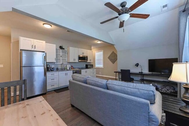 903 Saluda Lake Rd, Unit B